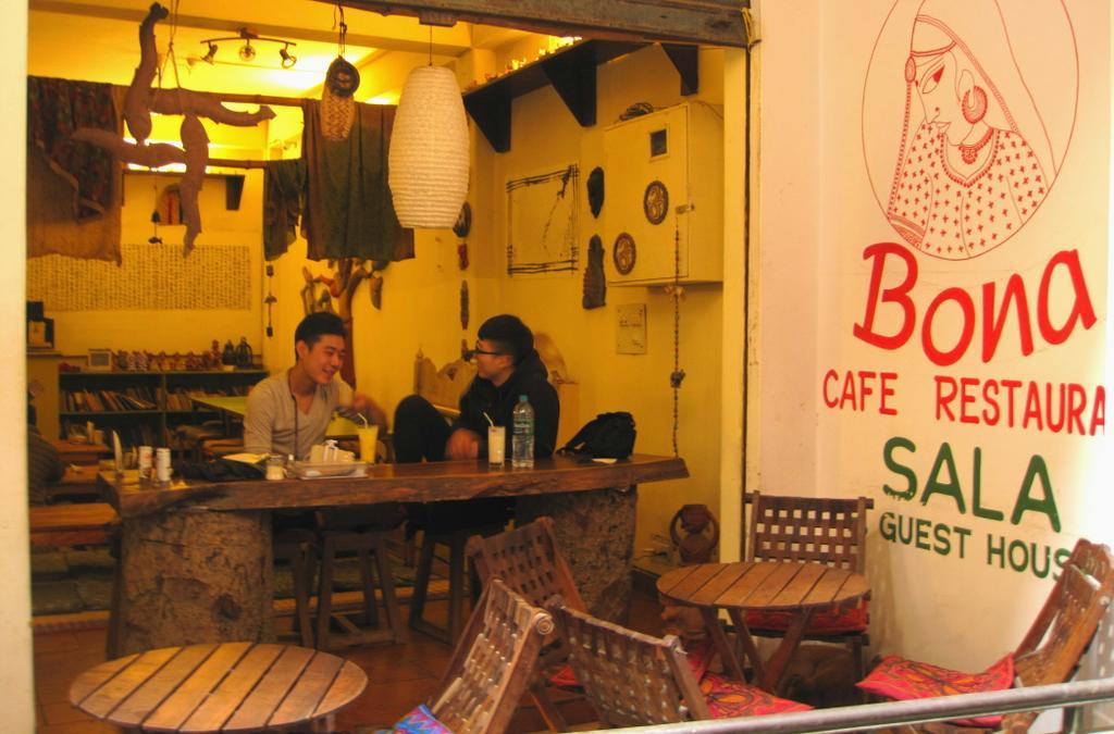 Bona Cafe Restaurant & Sala Guest House Varanasi Bagian luar foto
